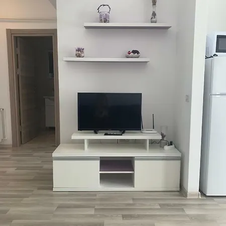 Antonia Summerland Mamaia