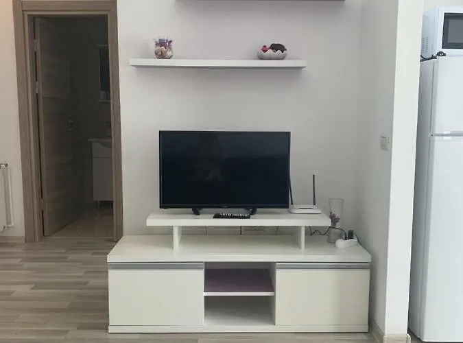 Antonia Summerland Mamaia